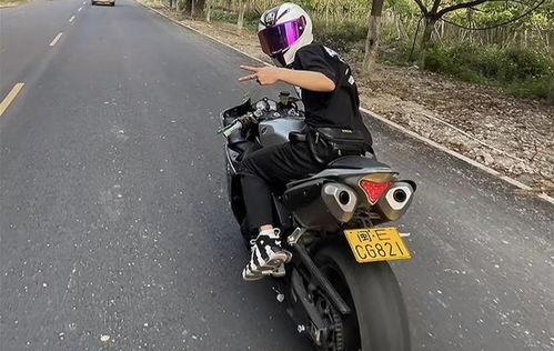 摩托车翘头视频,惊险瞬间！摩托车翘头视频揭秘极限驾驶挑战